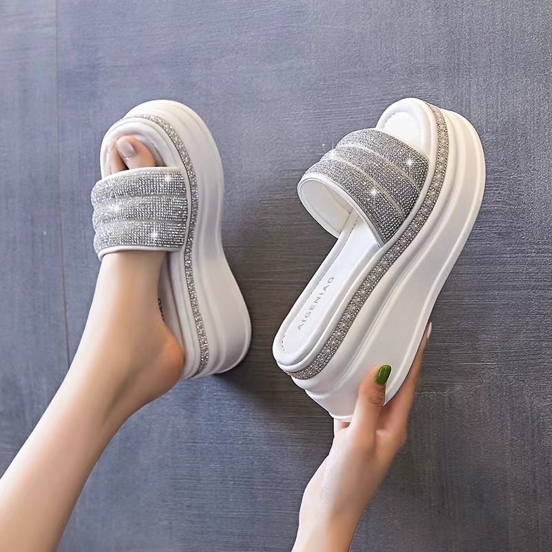 凉鞋女夏季外穿2025年新款水钻坡跟厚底松糕罗马一字带休闲沙滩鞋