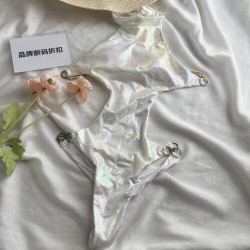 品牌断码折扣】性感风镭射连体泳衣女链条装饰丁字裤亮面泳装