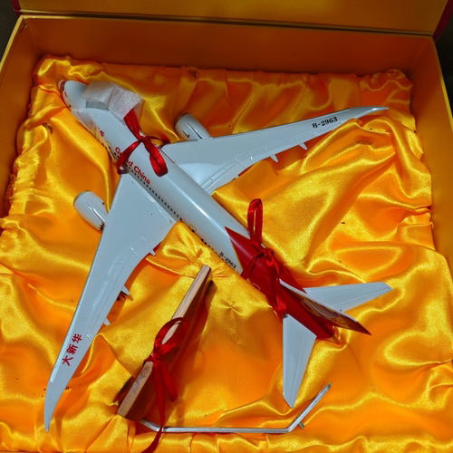 大新华航空飞机模型，带原装礼盒，机身白色，编号B-2963，带红色