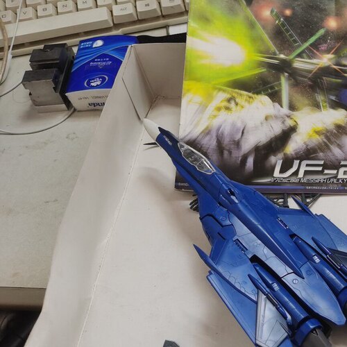 万代1/72 超时空要塞F 米歇尔机 VF-25G 缺天线。 右腿白色外甲