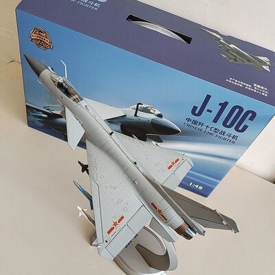 1:48歼10C战斗机合金模型，未拆封。机身细节刻画精致，机翼可动