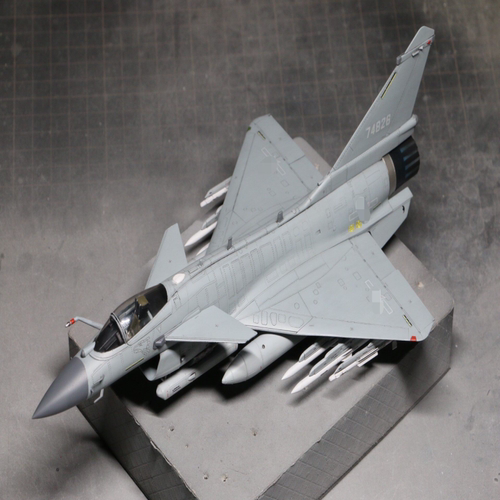 小号手01698，1/72歼-10C，全挂载。弹药油箱鸭翼加油杆，舱盖可