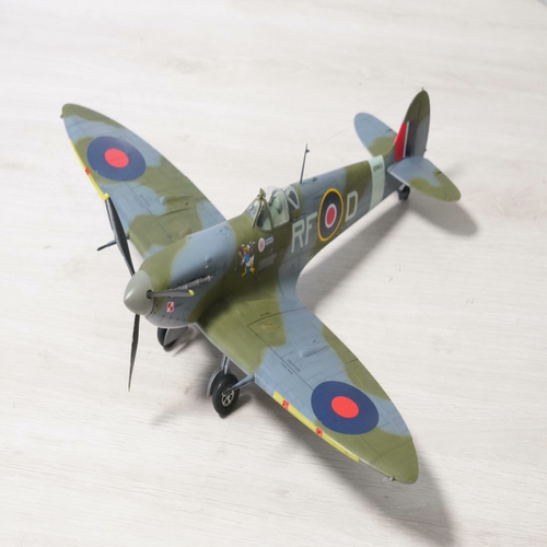 1/32喷火MK.Vb型战斗机模型，号手hobbyboss板件制作 成色:全新;