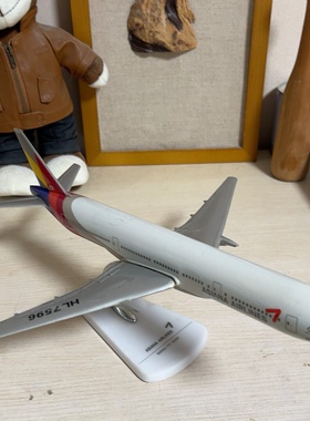 韩亚航空777-200ER飞机模型，1:400比例，机身白色配红蓝尾翼。机