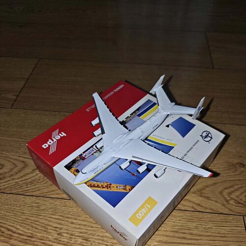 Herpa安225运输机模型，1/400比例，合金材质，几乎。白色机身配