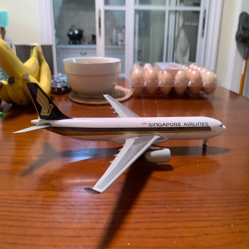 JC 1/200 新加坡航空330-300 标准涂装 默认微瑕  出不退换 成色: