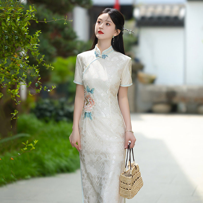 2026新款绣花白色国风新中式加长款旗袍改良年轻款女感礼仪走