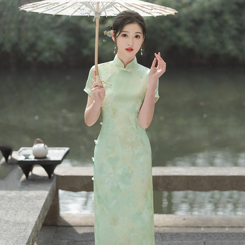 2026新款绿色国风新中式长款旗袍改良年轻款女感复古修身短袖