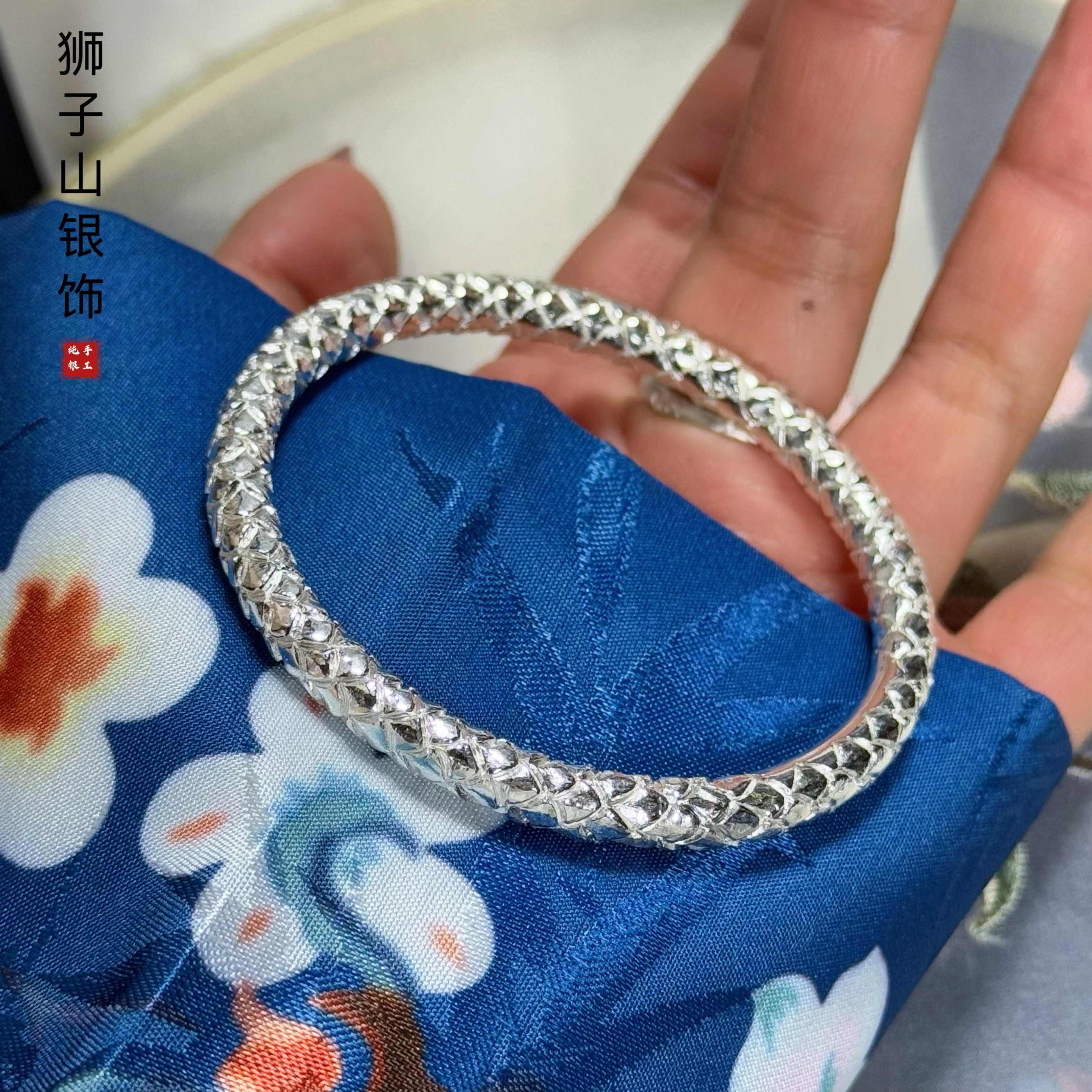 龙鳞纹浮雕錾刻实足银999手镯