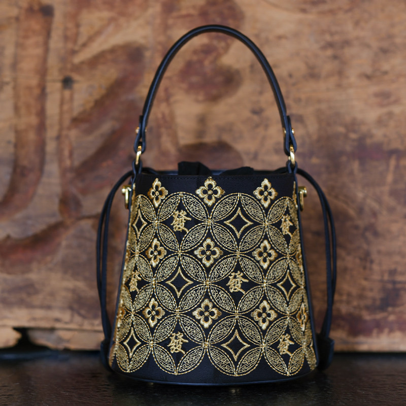 枕月新中式包包原创国风汉元素铜钱纹团花通勤绣花桶包发财桶单肩,箱包皮具/热销女包/男包,水桶包,淘宝优惠券,粉丝福利购,淘宝优惠卷