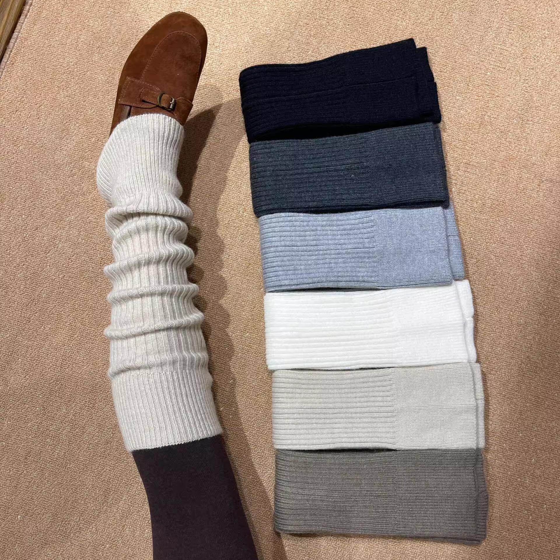 谁懂瑜伽裤+袜套的魅力!微喇袜套修饰腿型~慵懒保暖又时髦!真的绝