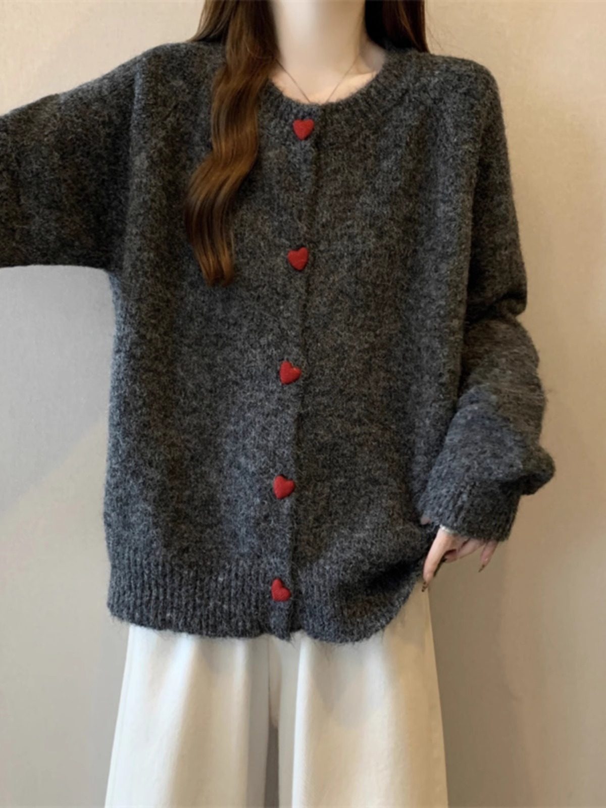 红色爱心扣毛衣外套女秋冬2025新款大码韩系宽松灰色针织开衫上衣