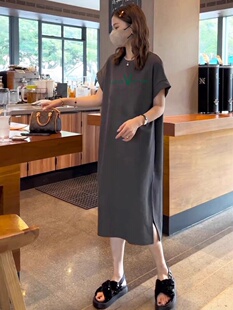 短袖t恤连衣裙女子夏季2025新宽松的韩国风格休闲年龄减少过膝开
