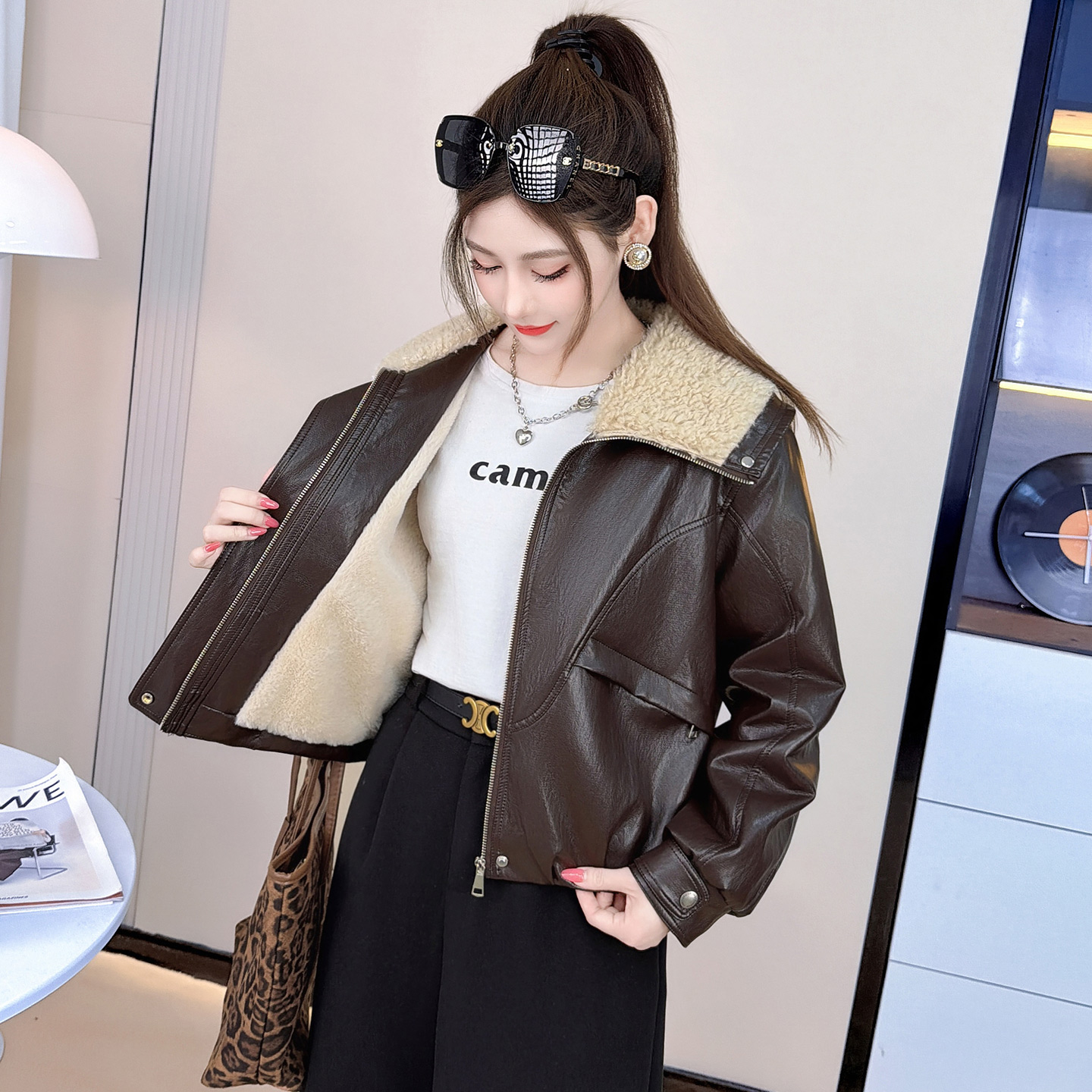 羊羔毛大翻领皮衣女士短款冬季新款加绒加厚保暖时尚夹克开衫外套