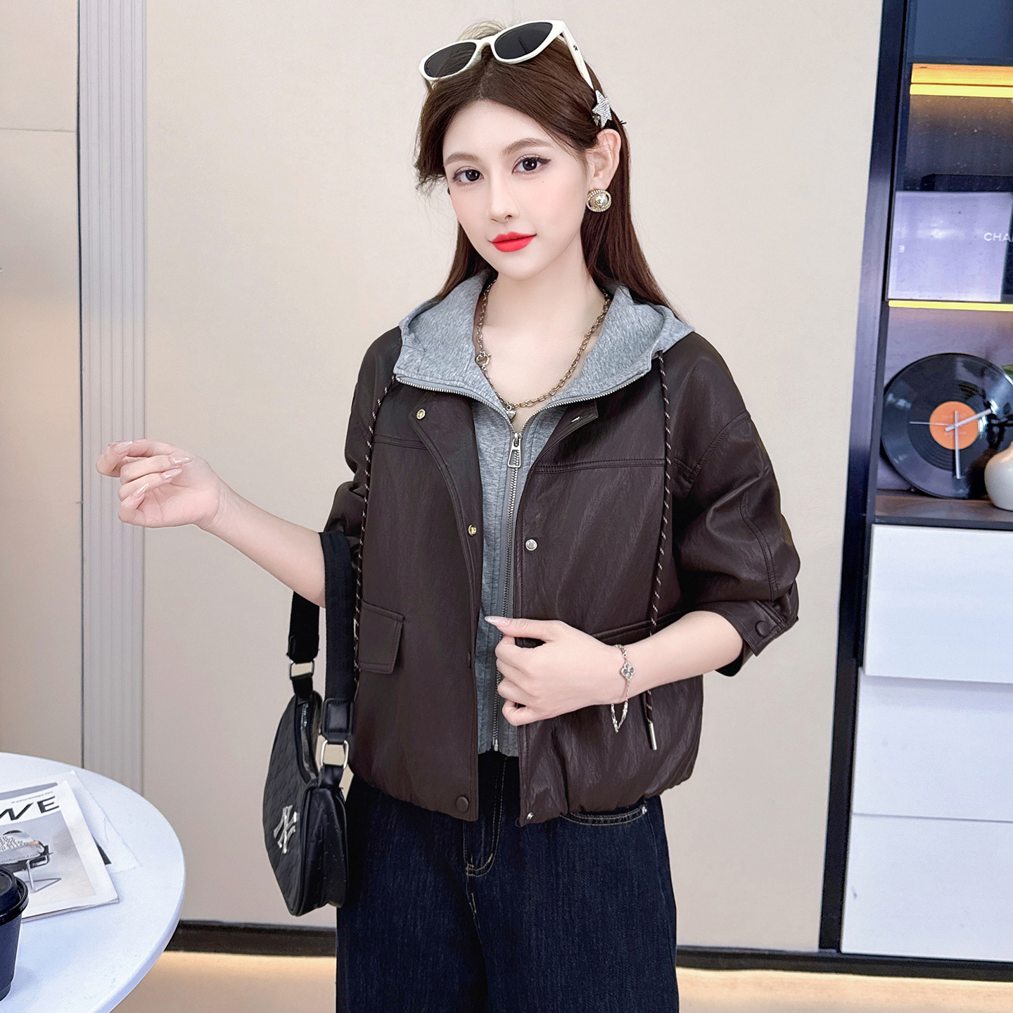 时尚洋气连帽拼接假两件皮衣外套女春秋新款洋气韩版短款夹克上衣