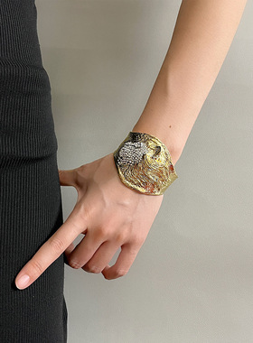 日系CoopKoop欧美复古闪钻浮雕狮子头锤纹宽版手镯时髦气质小众