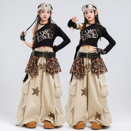 女童爵士舞服装模特走秀时髦