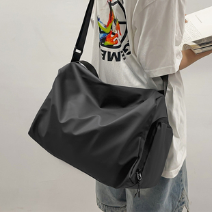 斜挎包男大容量运动健身包干湿分离女款游泳包短途旅行防水行李包