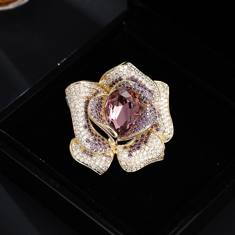 轻奢镶钻玫瑰花胸针女士时尚水晶别针高档配饰