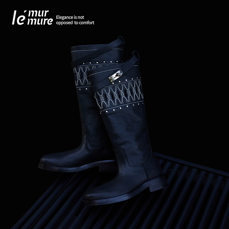 Le'Murmure马衔扣镂空浮雕马靴