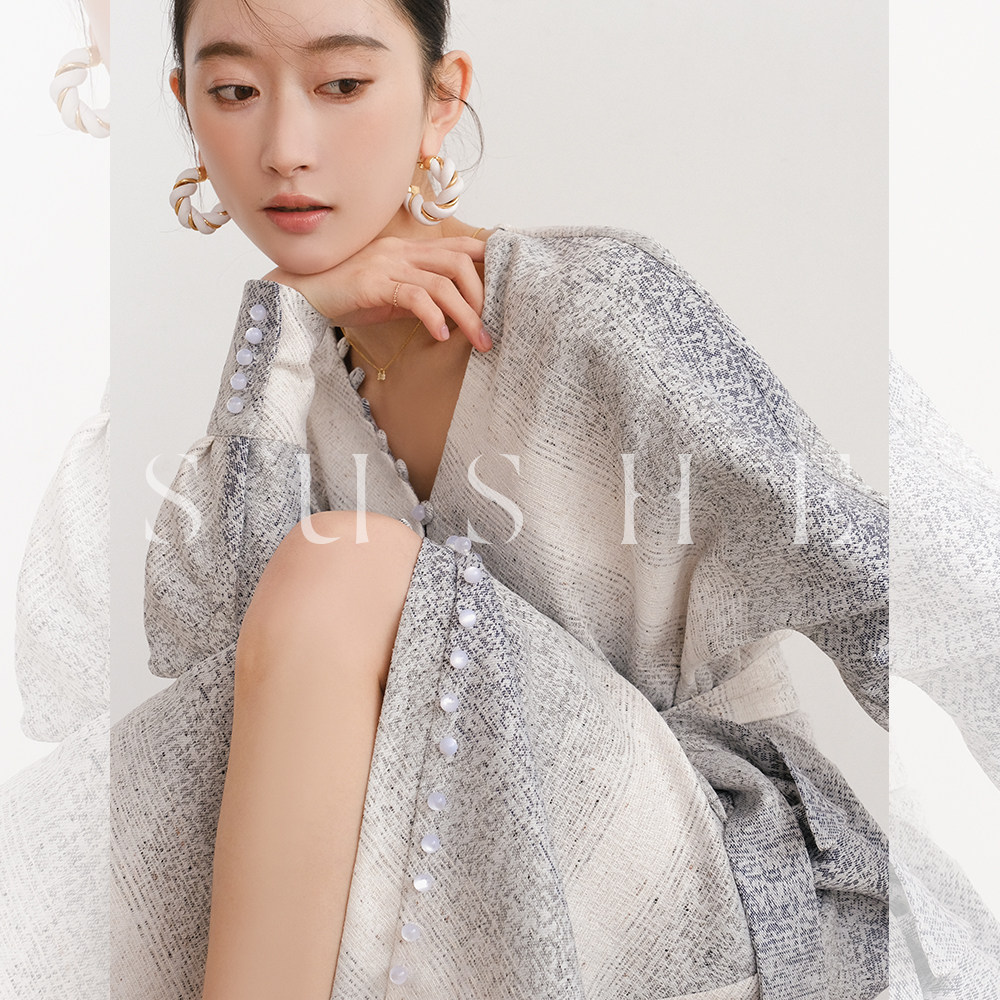 束皙/SUSHE 高奢定制肌理感面料包扣造型休闲慵懒V领收腰连衣裙春