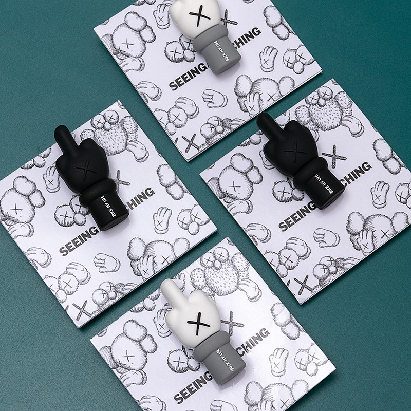 日系可爱芝麻竖中指胸针新款潮个性卡通情侣徽章防走光包包配饰女