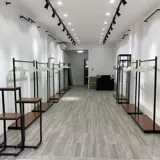 Железное серое кольцо клубное магазин одежды мужские женские полки отображают полки пола боковая сторона боковой боковой боковой наборок на полке специальное предложение специальное предложение