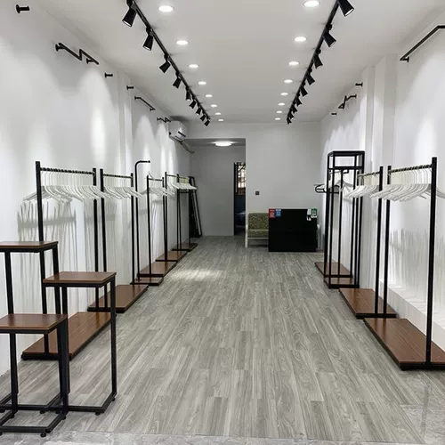 Железное серое кольцо клубное магазин одежды мужские женские полки отображают полки пола боковая сторона боковой боковой боковой наборок на полке специальное предложение специальное предложение