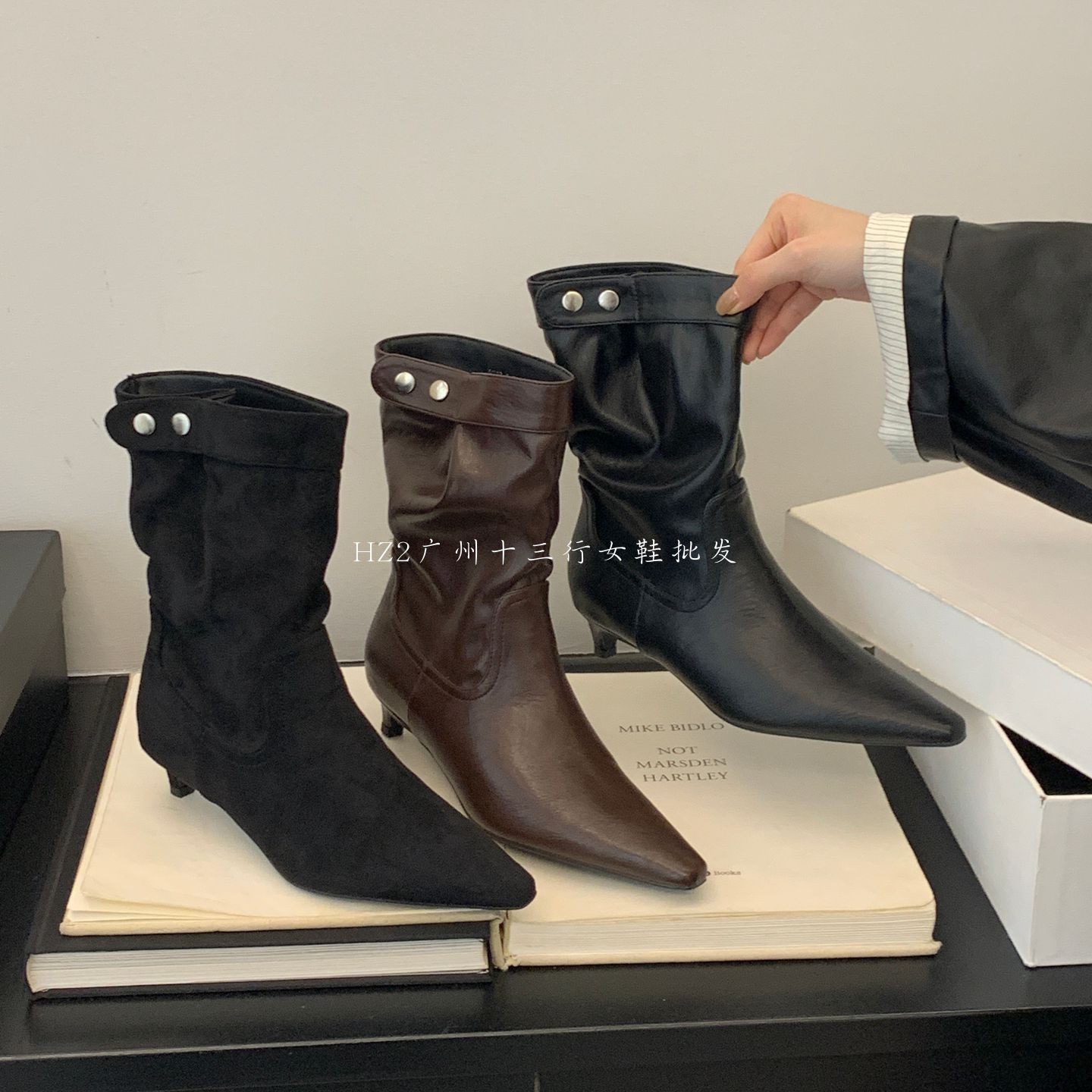 HZ2实拍复古尖头中筒靴短靴女2025秋冬新款细跟皮带扣时装马丁靴
