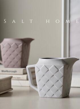 出丹麦SG浮雕奶壶陶瓷引流小奶壶倒奶杯北欧复古风ins