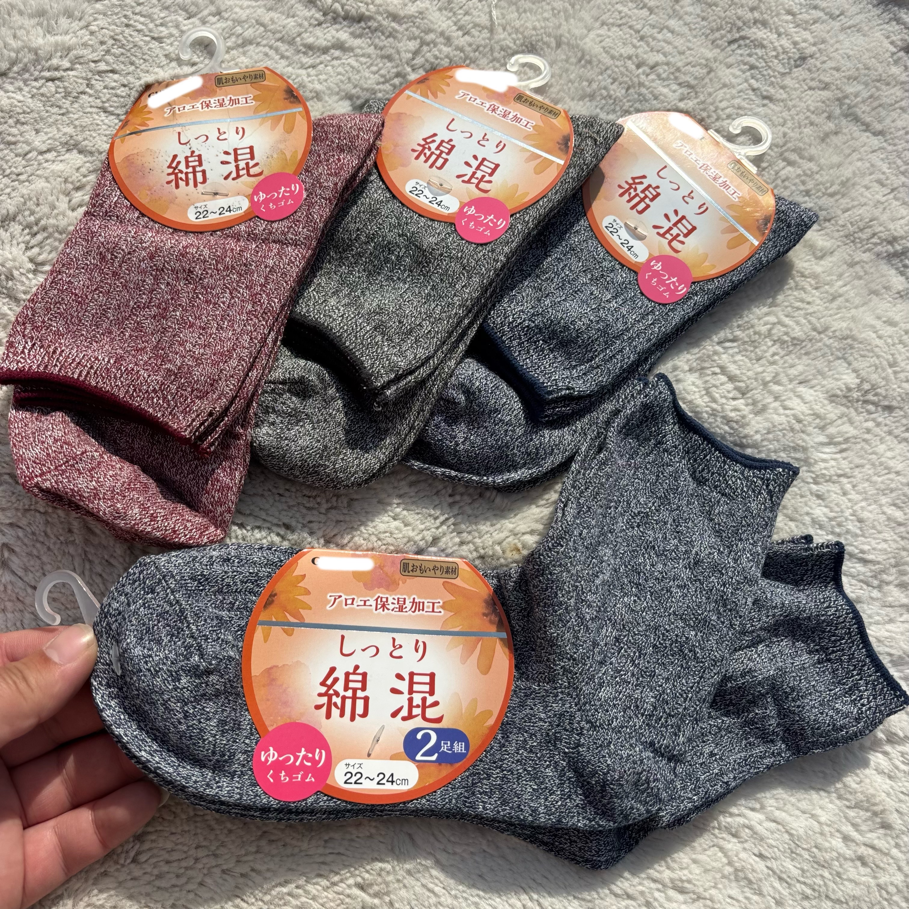 保湿加工。外贸岛国日单女士春秋季棉混中筒袜子纯色浮雕松口短袜