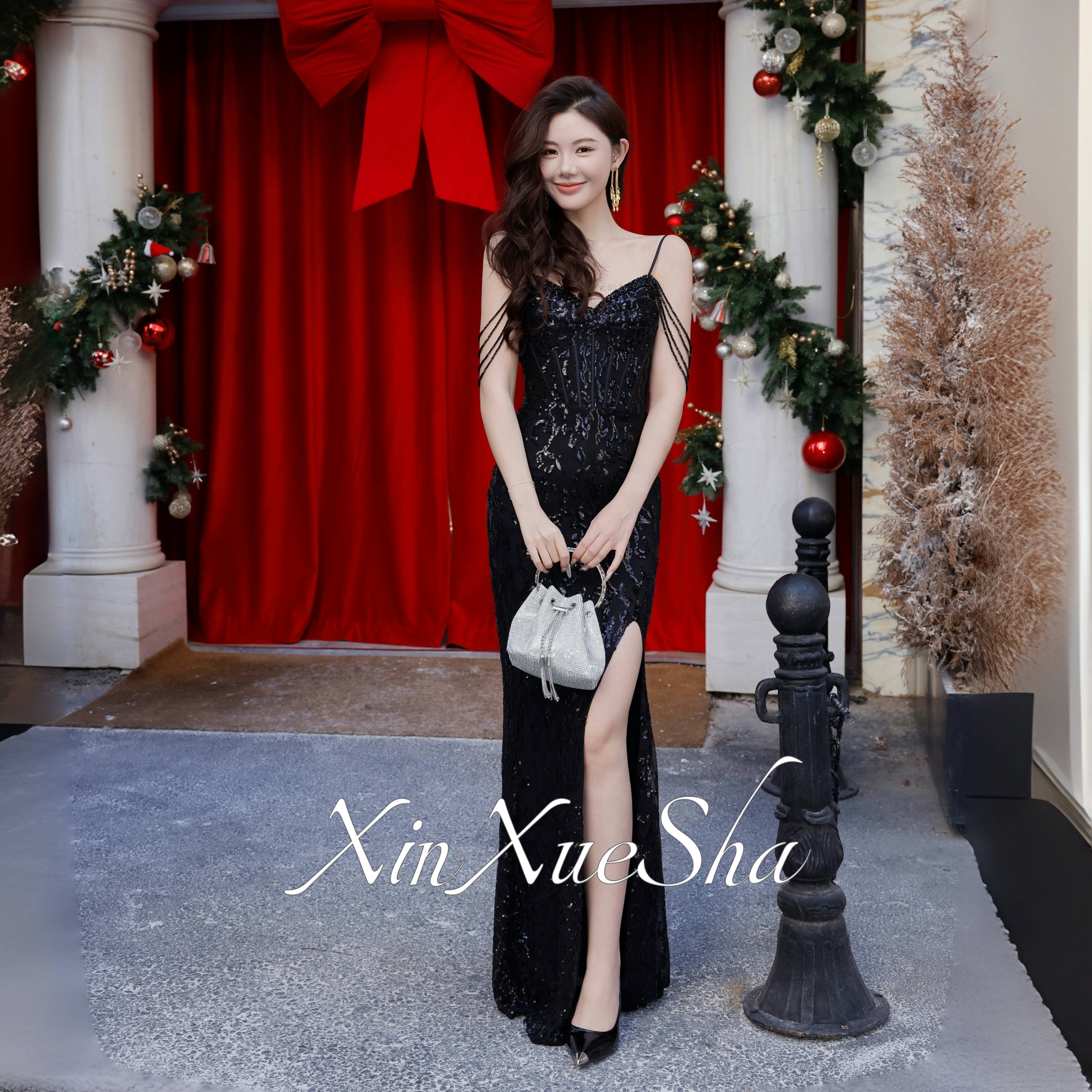欣雪莎黑色吊带亮片闪闪晚礼服
