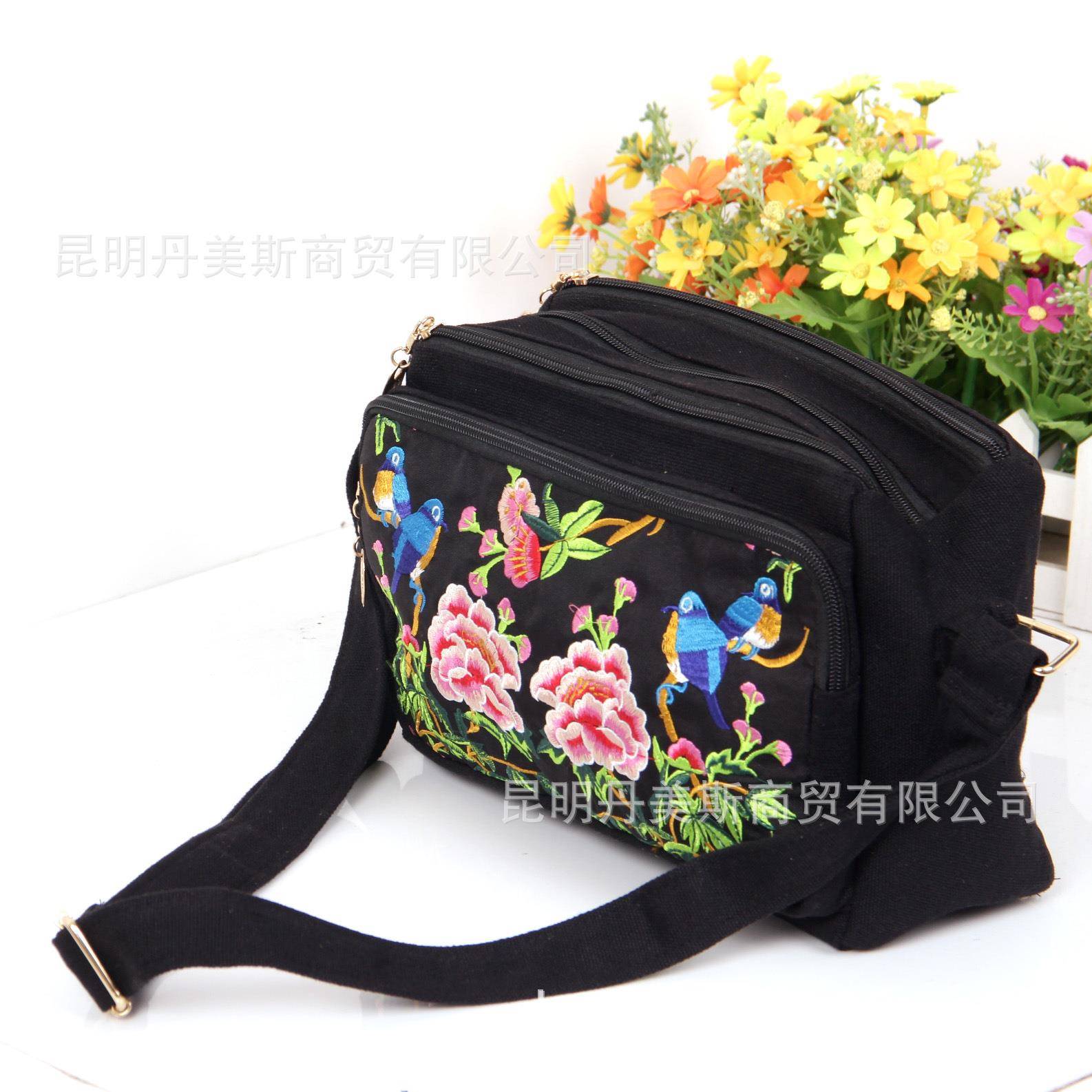 2025新款民族风绣花包包刺绣复古帆布休闲中老年女包小包斜挎包