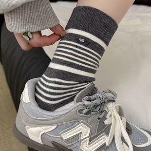 韩版 袜子女ins复古拼色条纹egg植绒纽扣无骨中筒堆堆袜日系长袜女