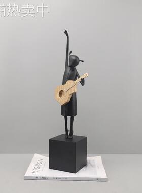 北欧创意抽象弹吉他人物金属摆件客厅卧室玄关酒店书房家居装饰品