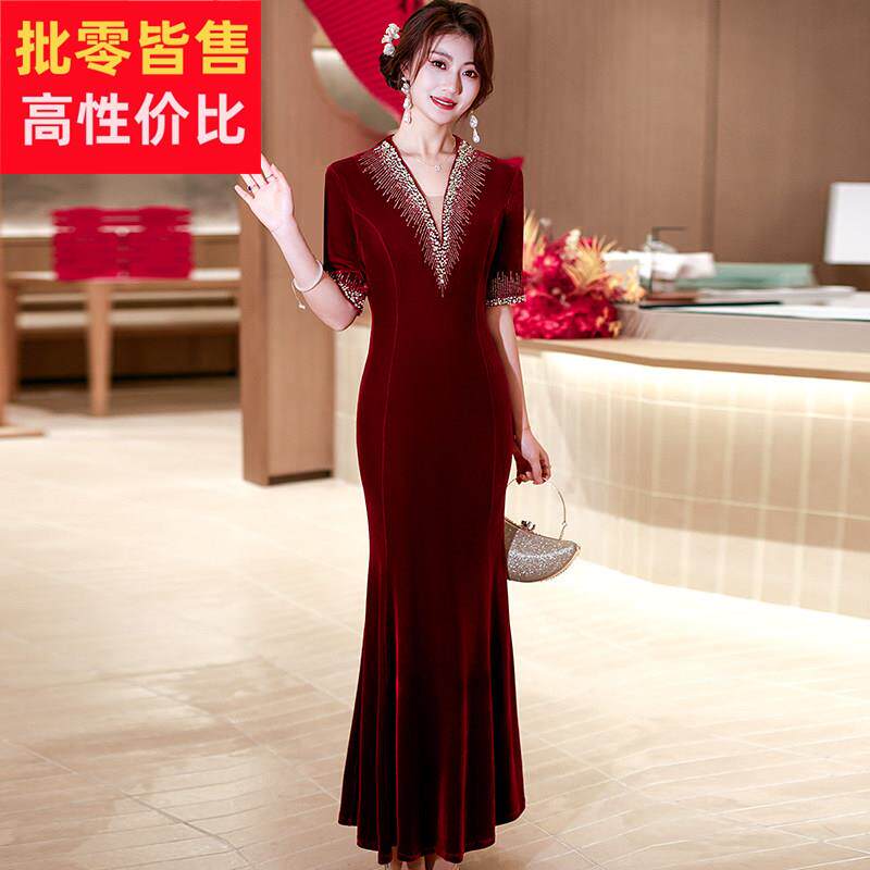 2026新款V领烫钻半袖丝绒鱼尾旗袍女长款修身优雅婚宴礼服连衣裙