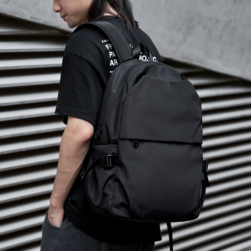 男大容量商务防水双肩包