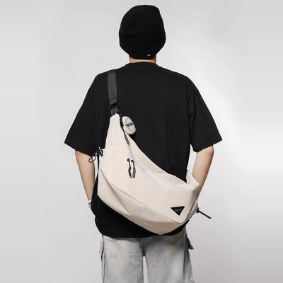 香港IT HKins简约斜挎包男2025新款时尚旅行骑行背包运动单肩包男