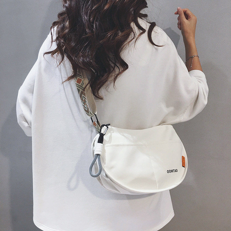 法国IT CKUUK宽肩带高级感帆布包通勤马鞍包休闲百搭斜挎饺子包