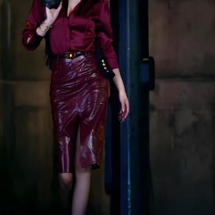 酒红色大码宽松气质开叉皮裙女2025春季新款时髦洋气御姐百搭裙子