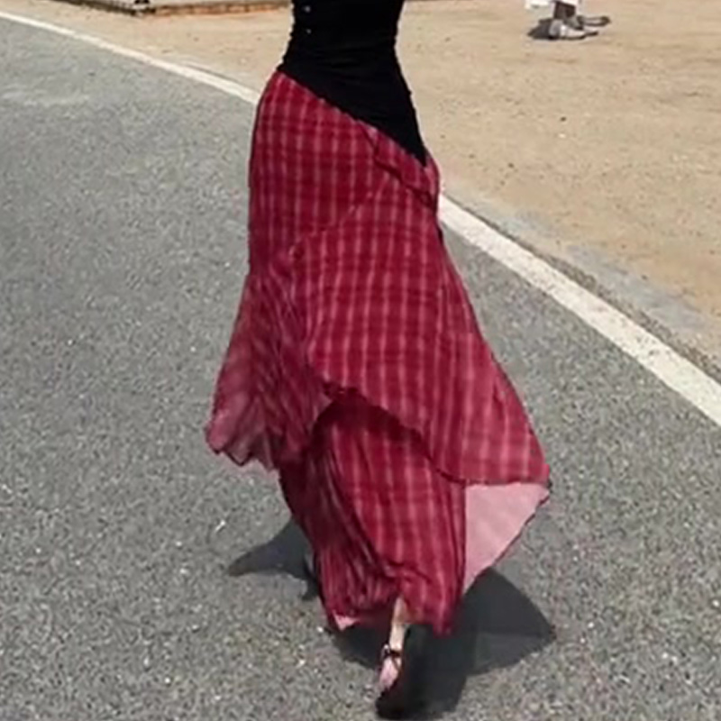 红色格纹不规则荷叶边设计感长裙女2025夏季新款休闲风百搭半身裙