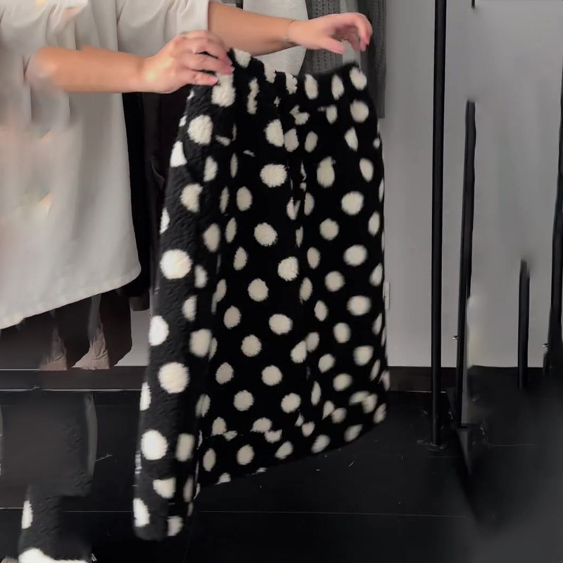 欧货高端定制黑色毛绒大码圆点半身裙女2026早春新款减龄A字裙子,女装/女士精品,大码半身裙,淘宝优惠券,粉丝福利购,淘宝优惠卷