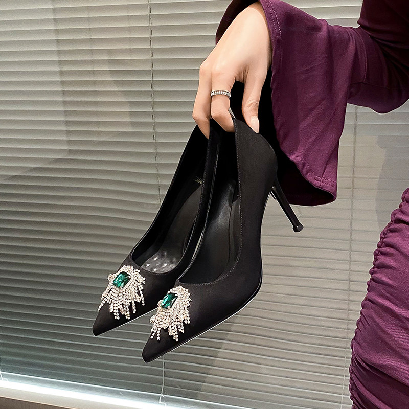 2025春秋新款脚细跟绝美水钻黑色性感尖头时尚浅口不累宴会高跟鞋