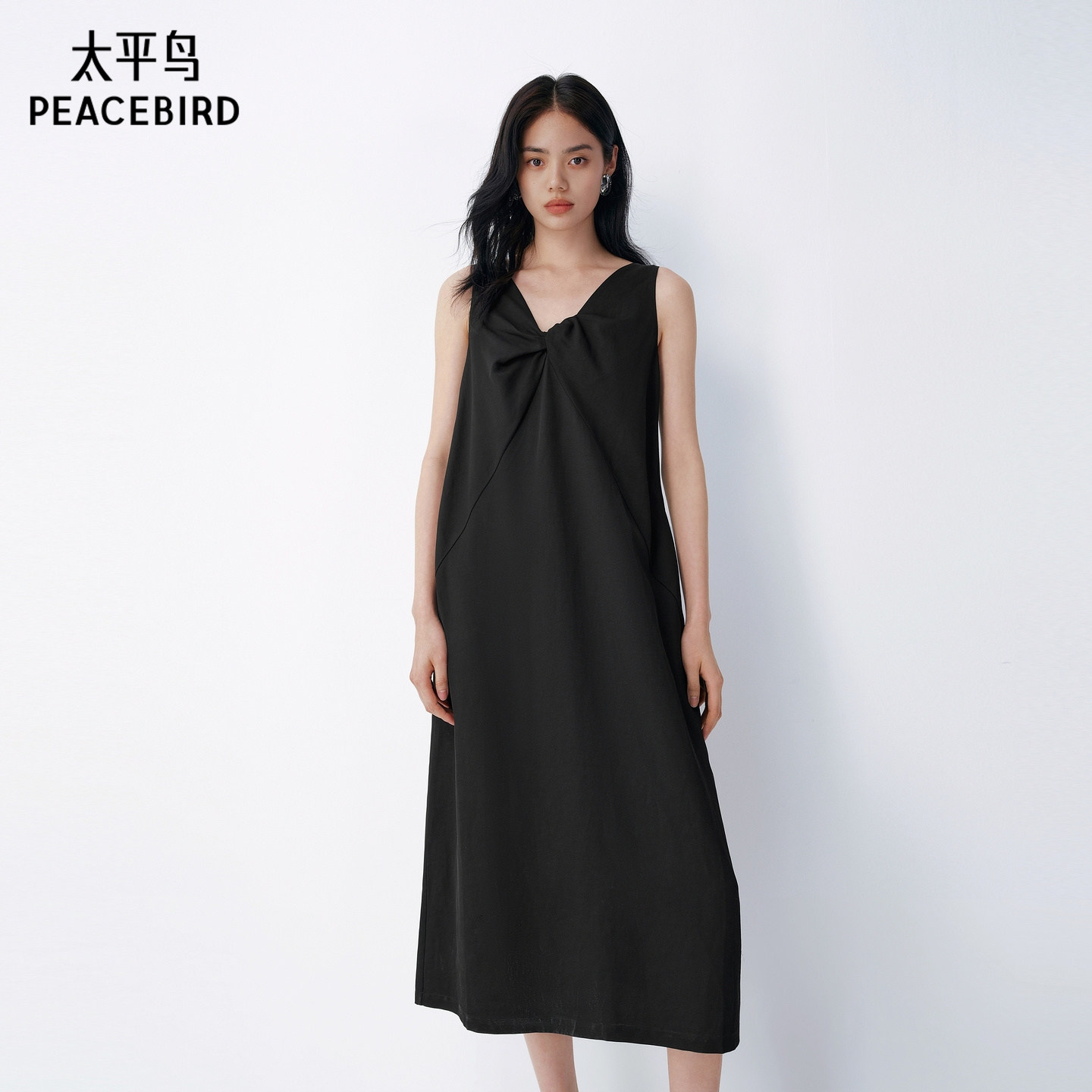 太平鸟黑色亚麻连衣裙长裙2026新款V领裙子女夏季宽松通勤背心裙