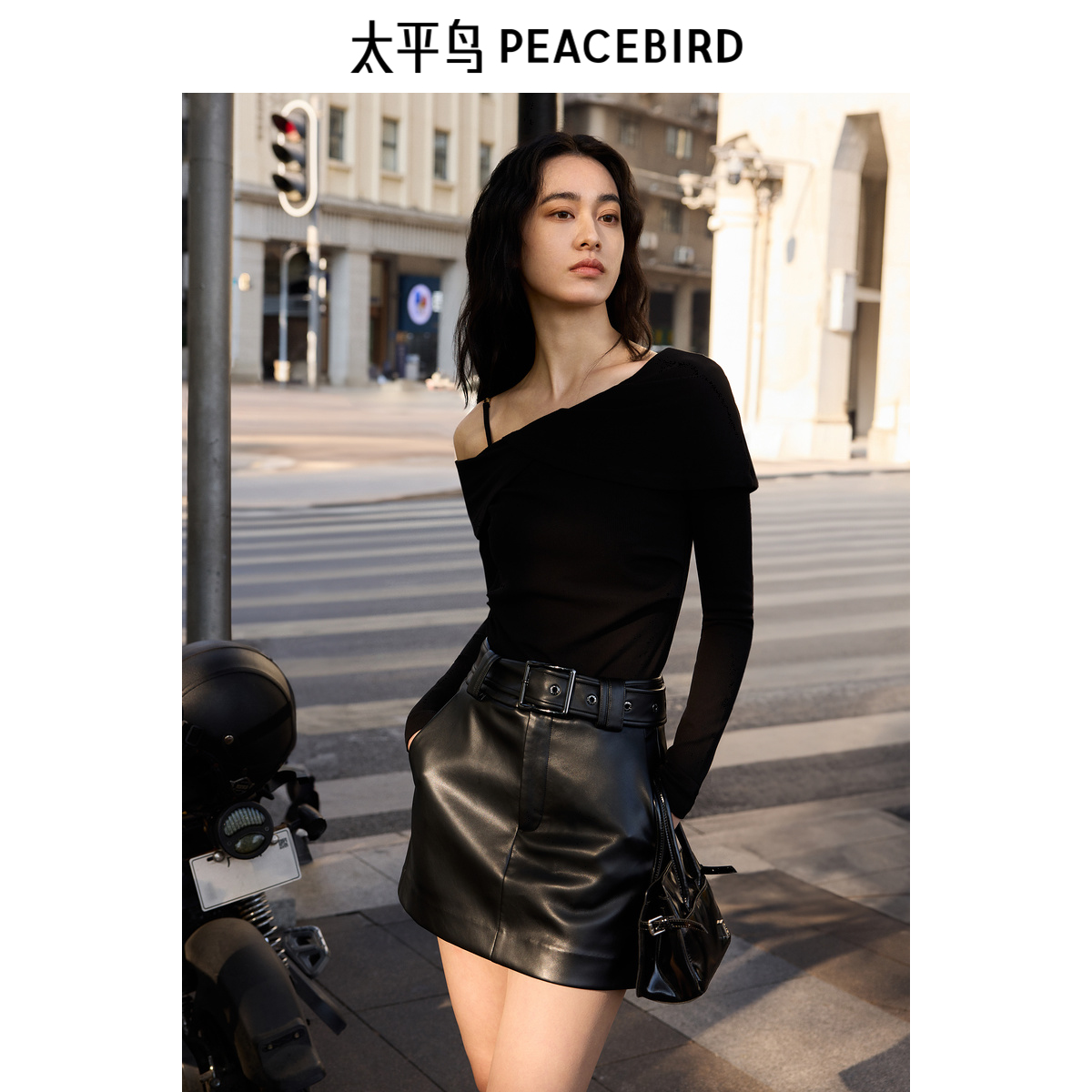 太平鸟女装2025年新款一字肩斜肩洋气个性褶皱长袖T恤A1CPF1449