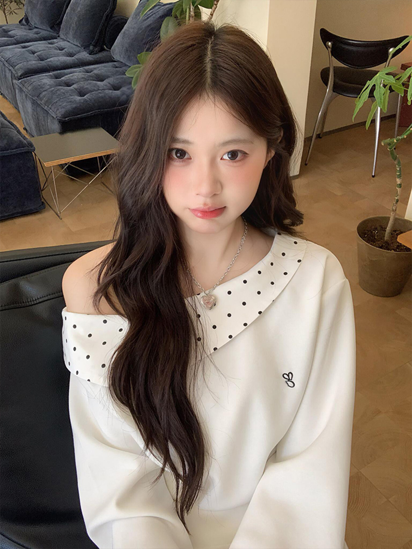 韩系慵懒风波点长袖斜肩卫衣女春秋季2025新款设计感小众修身上衣