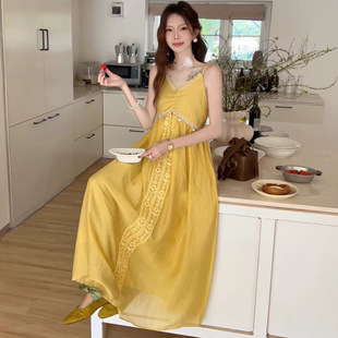 甜美清新气质吊带V领露背白色连衣裙森系夏季显瘦仙女超仙长裙