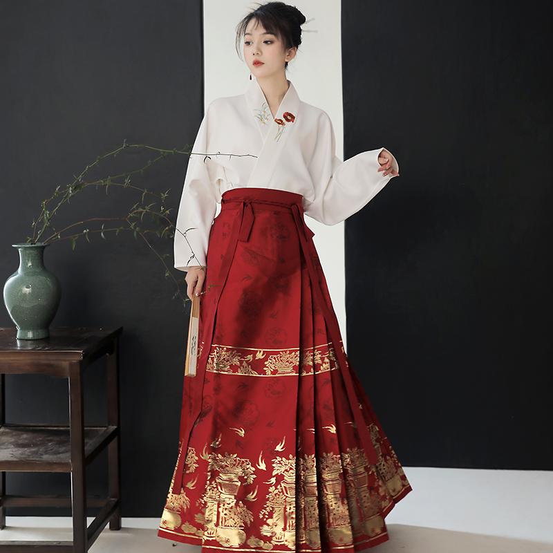 红色织金马面裙日常汉服