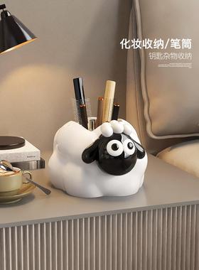 可爱的小羊大容量笔筒装饰品，为学生和孩子桌面文具存储桶实用的