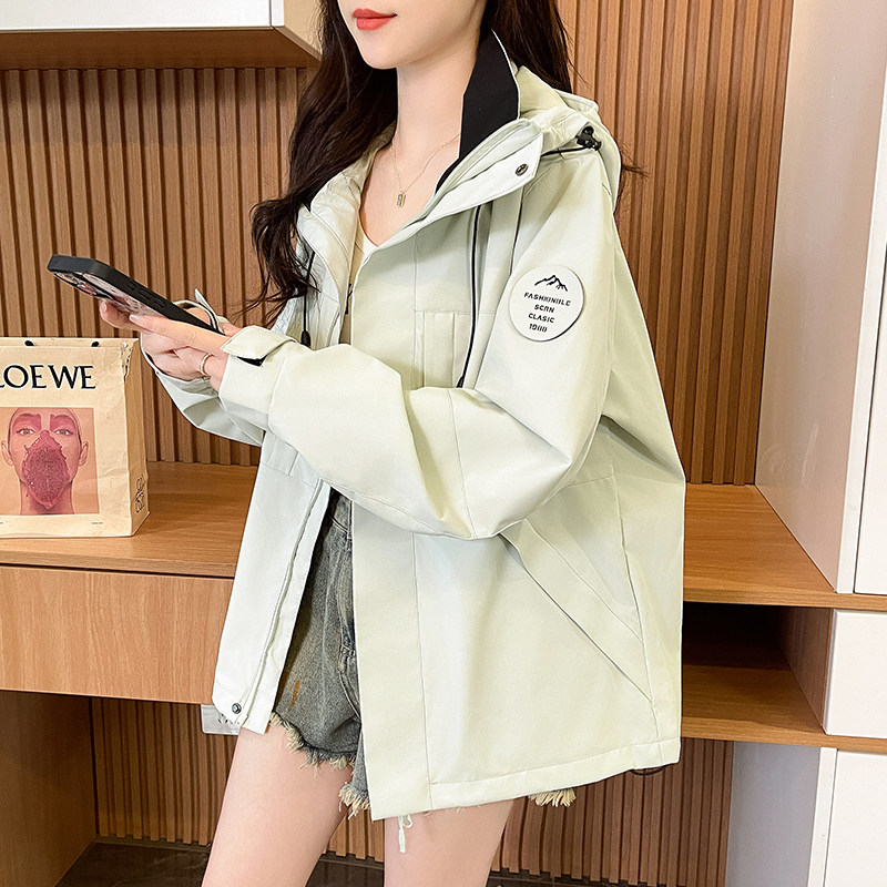 情侣冲锋衣外套夹克男女同款2026春季新款宽松休闲连帽户外登山服